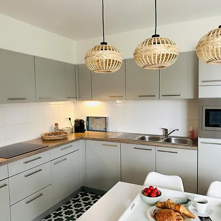 La O'brise - Close To And Center *