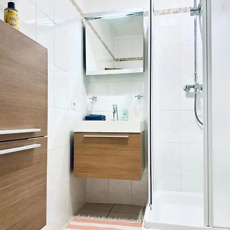 La O'brise - Close To And Center Ostend