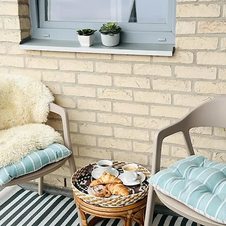 La O'brise - Close To And Center Ostende