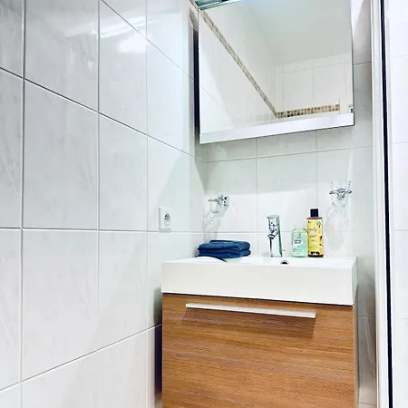 La O'brise - Close To And Center أوستيند